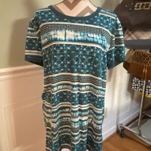 LuLaRoe Blue and White Patterned Short Sleeve Tee